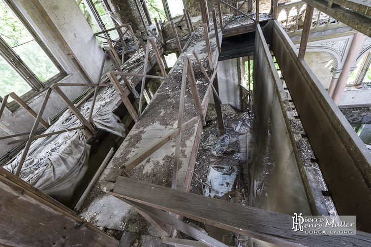 Cintre à décors du théâtre abandonné du château de Mesen