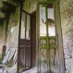 Double porte vermoulue avec moisissure au château de Mesen