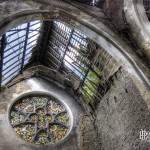 Eglise en ruine avec une rosace en vitrail au château de Mesen Lede en HDR
