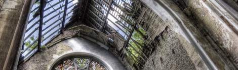...Photo HDR extraction de texture de l’église en ruine du château Mesen Lede avec sa rosace en vitrail intacte....
