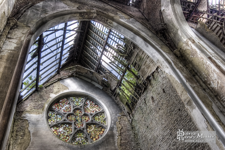 Eglise en ruine avec une rosace en vitrail au château de Mesen Lede en HDR