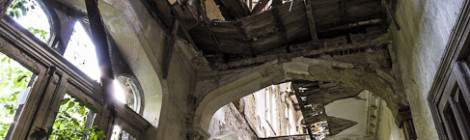 ...La structure du château était vraiment instable et très dangereuse, tel que ces planchers effondrés des différentes étages....