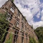 Facade du château en friche Mesen à Lede