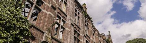 ...Facade du château en friche Mesen à Lede...