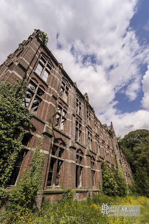 Facade du château en friche Mesen à Lede