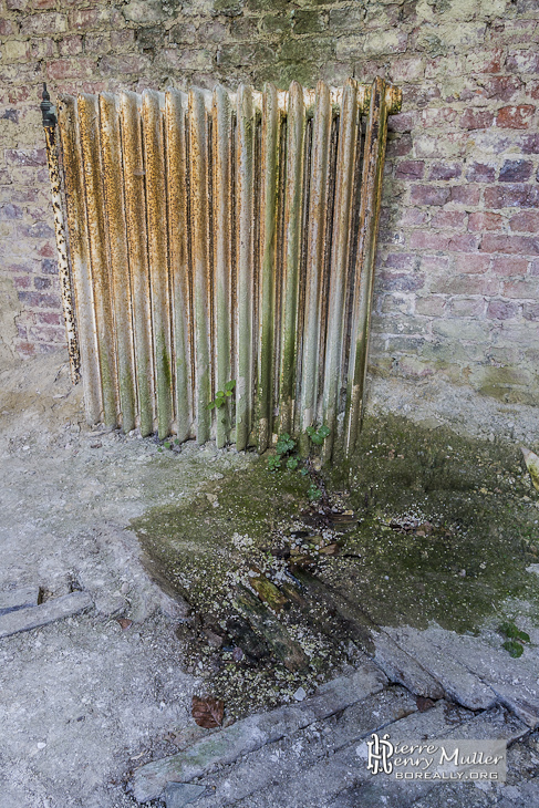 Infiltration et pourriture du plancher avec un radiateur dans le château Mesen