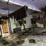 Linge séchant sur des fils dans la cave du château de Mesen Lede