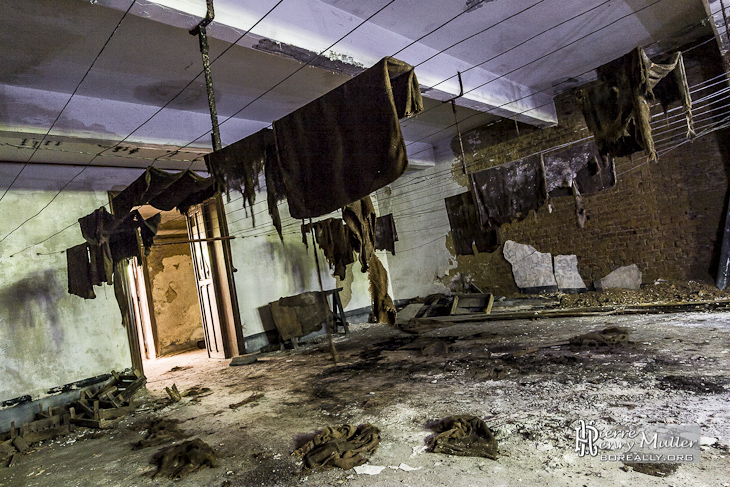 Linge séchant sur des fils dans la cave du château de Mesen Lede