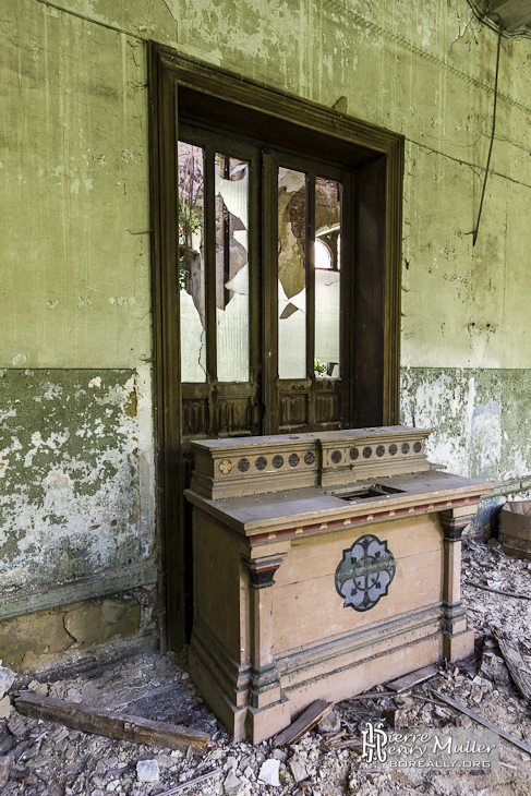 Meuble dans un couloir du château de Mesen
