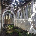 Nef de l'Eglise abandonnée avec son toit en partie effondrée laissant passer le soleil