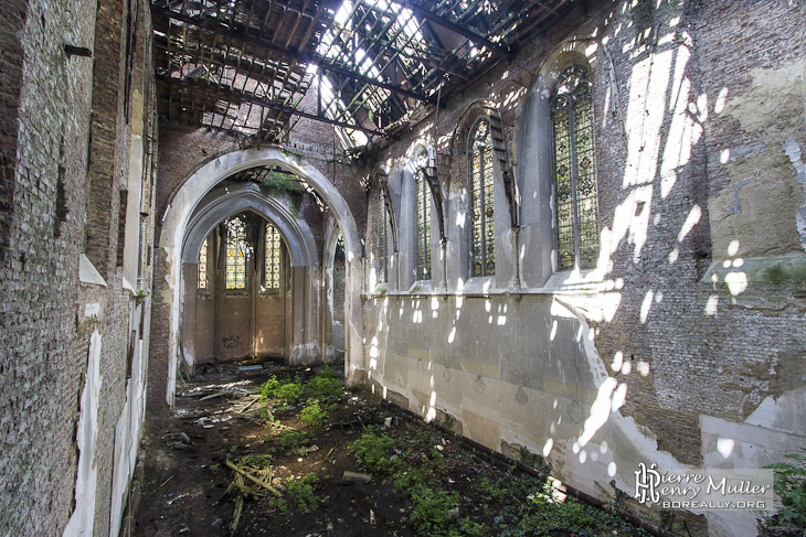 Nef de l'Eglise abandonnée avec son toit en partie effondrée laissant passer le soleil