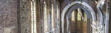 ...Nef de l’Eglise en ruine du château Mesen à Lede...