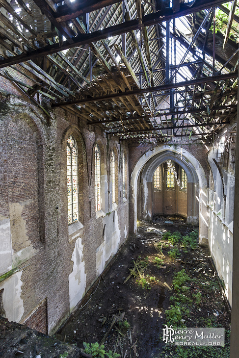 Nef de l'Eglise en ruine du château Mesen à Lede