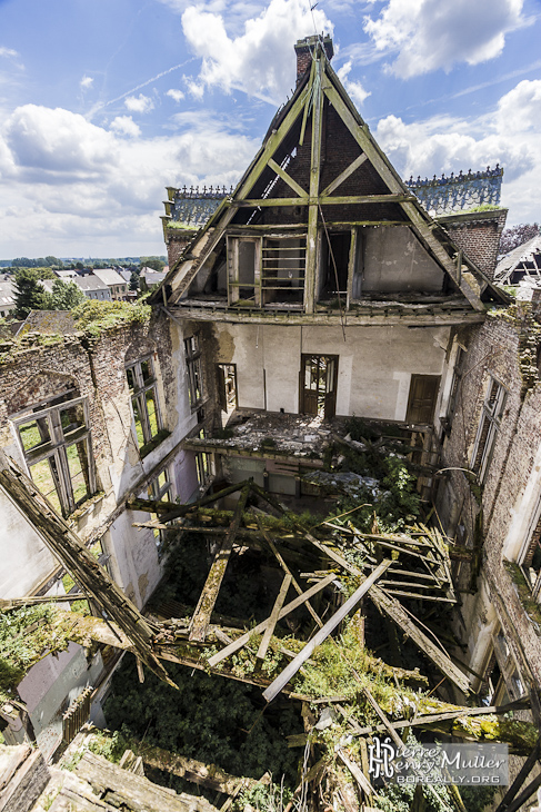 Partie effondrée du château en friche de Mesen à Lede