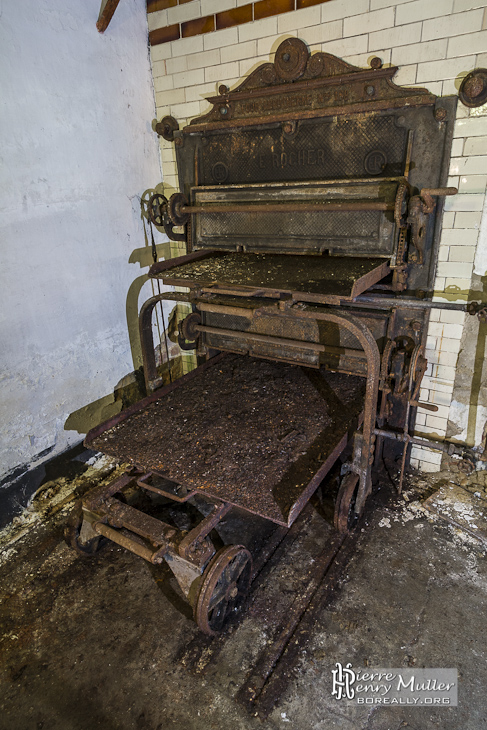 Plâteaux du vieux four à pain sortis au château de Mesen Lede