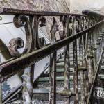 Rampe d'escalier en fer forgé rouillé au château abandonné de Mesen