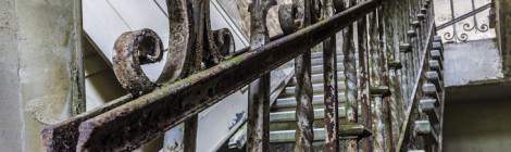 ...Rampe d’escalier en fer forgé rouillé au château abandonné de Mesen...