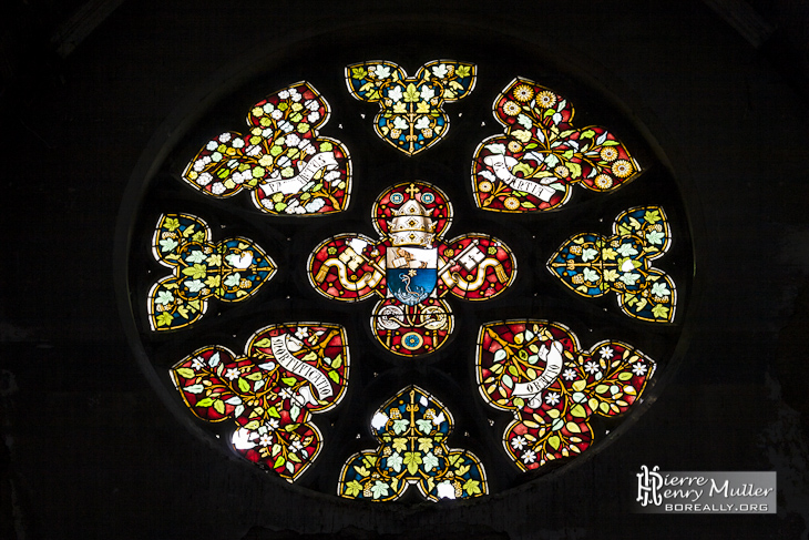 Rosace en vitrail dans l'Eglise abandonnée du château de Mesen