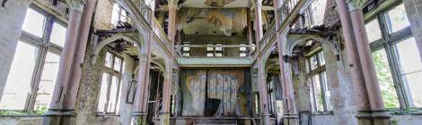 ...Salle de théâtre abandonnée du château Mesen à Lede...