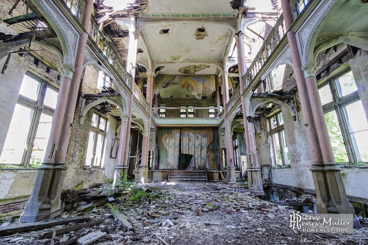 Salle de théâtre abandonnée du château Mesen à Lede