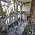 Salle du théâtre du château Mesen vue depuis les balcons effondrés