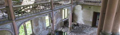 ...Salle du théâtre du château Mesen vue depuis les balcons effondrés...