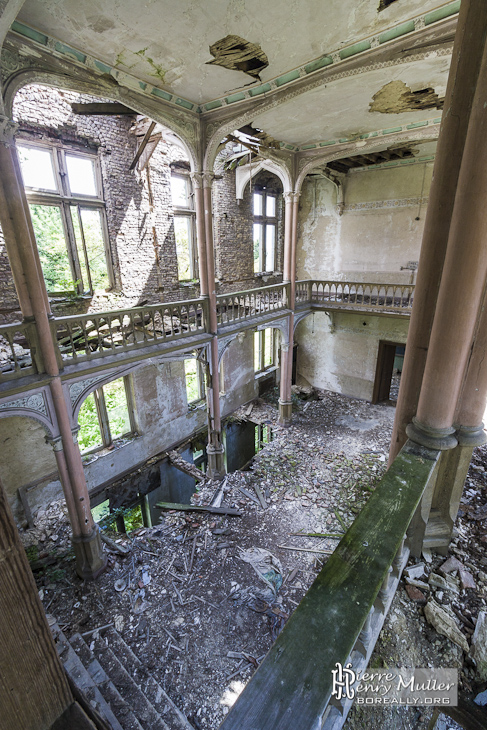 Salle du théâtre du château Mesen vue depuis les balcons effondrés