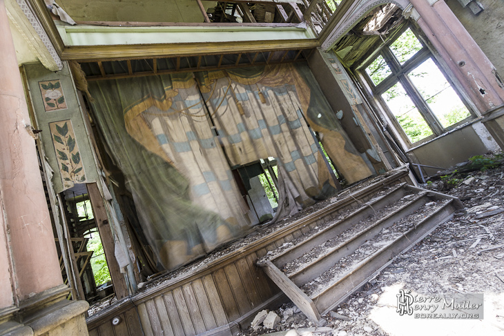 Scène du théâtre du château abandonné Mesen à Lede