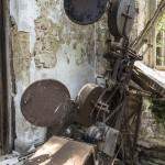 Vieux projecteur de cinéma abandonné dans le château de Mesen