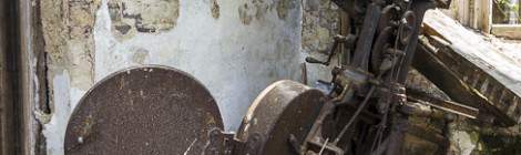 ...Vieux projecteur de cinéma abandonné dans le château de Mesen...