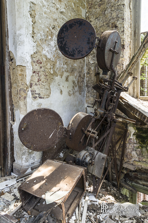 Vieux projecteur de cinéma abandonné dans le château de Mesen