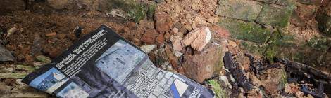 ...Assez étonnant de trouver une coupure de magazine mettant en avant les bons maçons devant un mur rongé par la mérule et recouvert de moisissures....