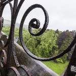Barrière en fer forgé sur les toits de la tour centrale du château de Noisy