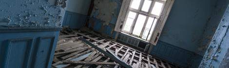 ...Les pilleurs ont commencé à passer et le plancher a été entièrement enlevé dans cette chambre bleue du château Noisy Miranda....