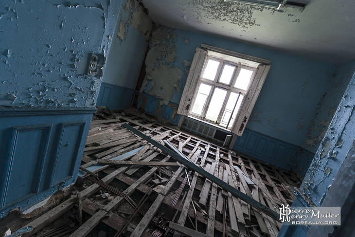 Chambre bleue abandonné dans le château Noisy Miranda