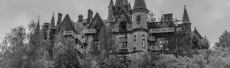 ...Vue depuis le parc du Château du Home de Noisy Miranda en noir et blanc avec traitement vieille photo....