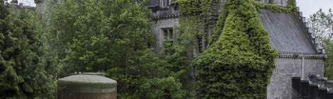 ...Le ch&acirc;teau de Noisy Miranda vu depuis les d&eacute;pendances &agrave; l&rsquo;&eacute;cart du ch&acirc;teau....