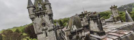 ...Vue du château Noisy Miranda et la tour centrale à gauche depuis les toits en HDR....