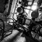 Chaufferie et ses réseaux de canalisations au Home de Noisy noir et blanc