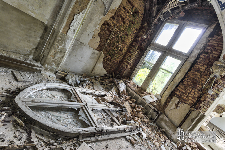 Cintrage de décoration de fenêtre tombé au sol en photo HDR