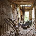 Couloir plein de gravât à un étage du château Noisy Miranda