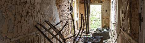 ...Avec l’effondrement en cours des murs du château à cause de la mérule, certains couloirs sont remplis de gravât....
