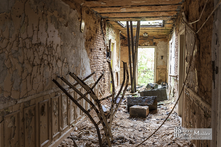 Couloir plein de gravât à un étage du château Noisy Miranda