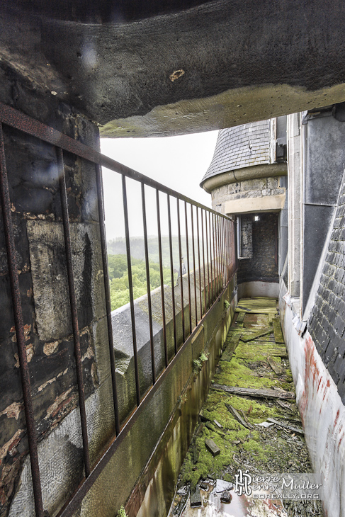 Coursive sur le toit de la tour centrale du château Noisy en HDR