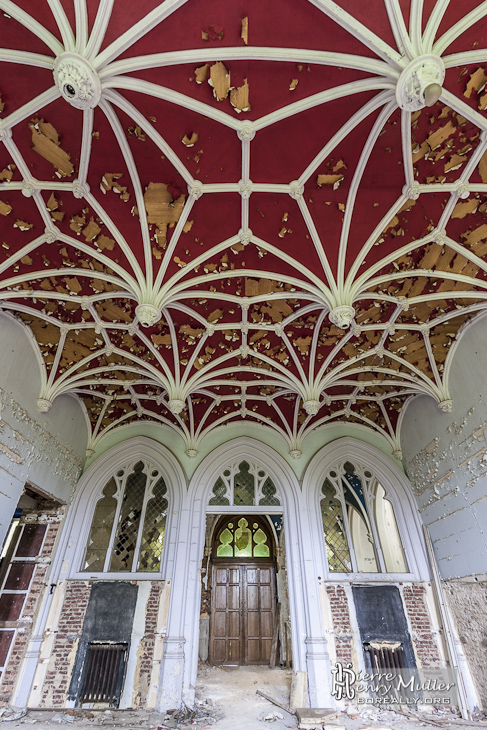 Décoration et plafond rouge du salon du château Noisy Miranda