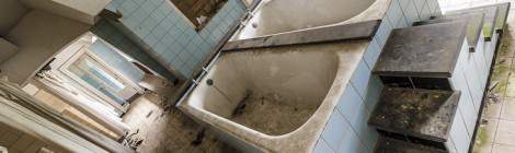 ...Cette double baignoire servait à faire défiler les enfants en bas âge pour effectuer leurs toilettes. Les plus grands avaient accès aux douches que l’on voit sur la gauche....
