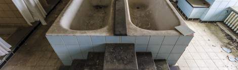 ...On imagine ais&eacute;ment le nombre d&rsquo;enfants qui ont transit&eacute;s par ces petits escaliers pour passer quotidiennement dans ces baignoires pour leurs toilettes....