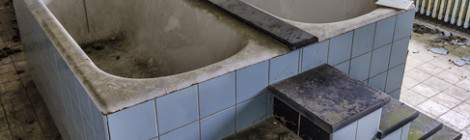 ...Photo TTHDR de la salle de bain du château Noisy Miranda avec sa double baignoire pour les enfants en bas âge....