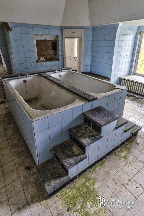 Doubles baignoires dans la salle de bain du château Noisy en TTHDR