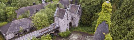 ...Vue sur la cours, les écuries et les dépendances depuis les toits du château Noisy Miranda....